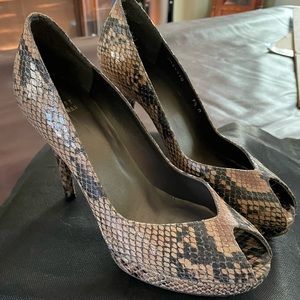 Stuart Weitzman peep toe snake skin Pumps